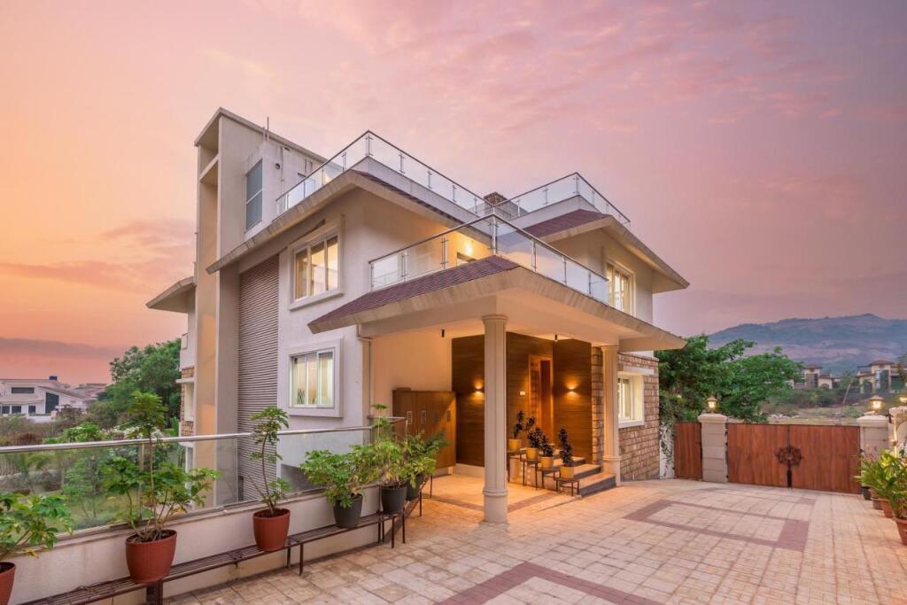 Лонавала: SaffronStays Juniper, Lonavala - Pet-friendly villa with pool, lawn, gym & games