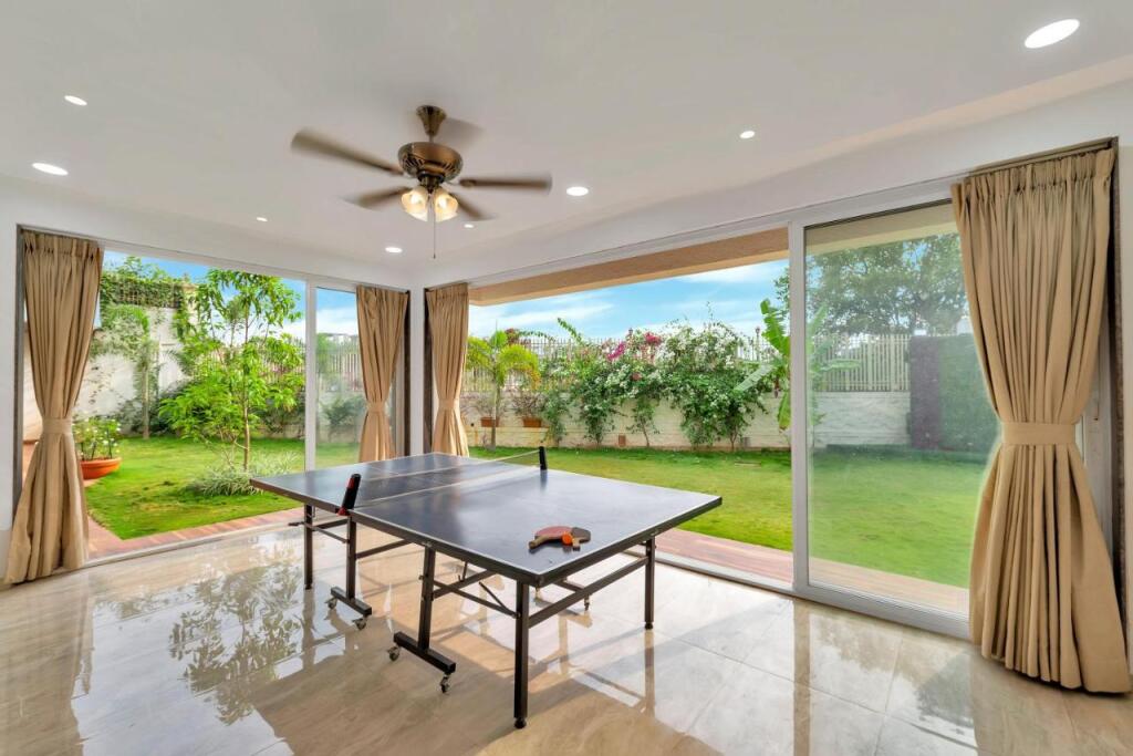 Лонавала: SaffronStays Juniper, Lonavala - Pet-friendly villa with pool, lawn, gym & games