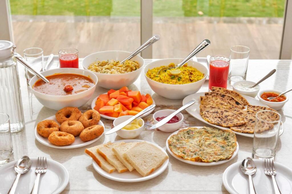 Лонавала: SaffronStays Juniper, Lonavala - Pet-friendly villa with pool, lawn, gym & games