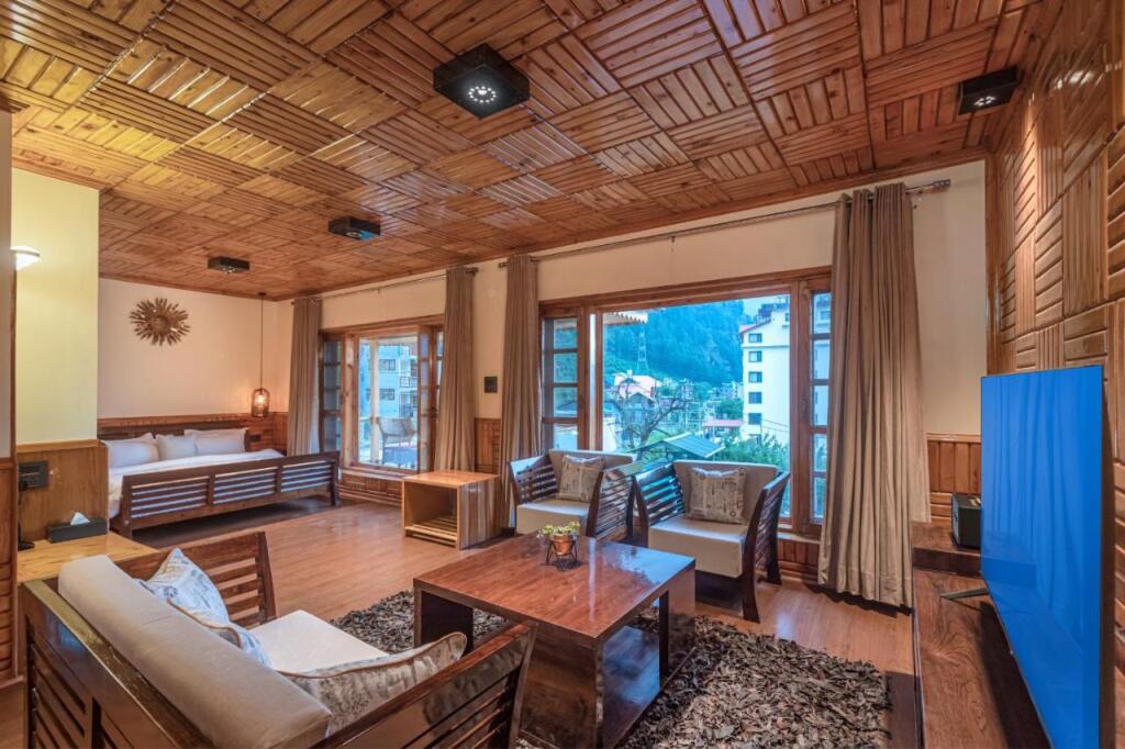 Манали: SaffronStays Monarch Manor, Manali - regal mansion with unique rooms near Mall Road