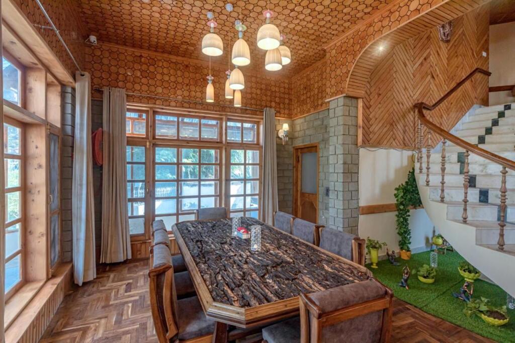Манали: SaffronStays Monarch Manor, Manali - regal mansion with unique rooms near Mall Road