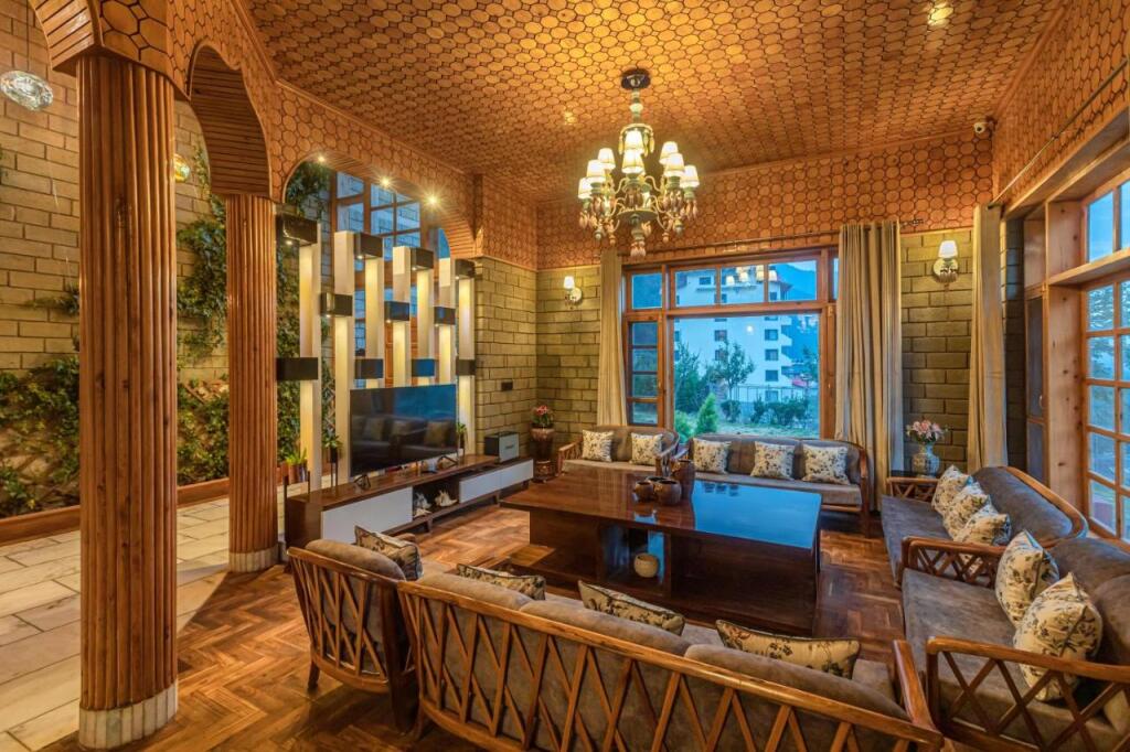 Манали: SaffronStays Monarch Manor, Manali - regal mansion with unique rooms near Mall Road