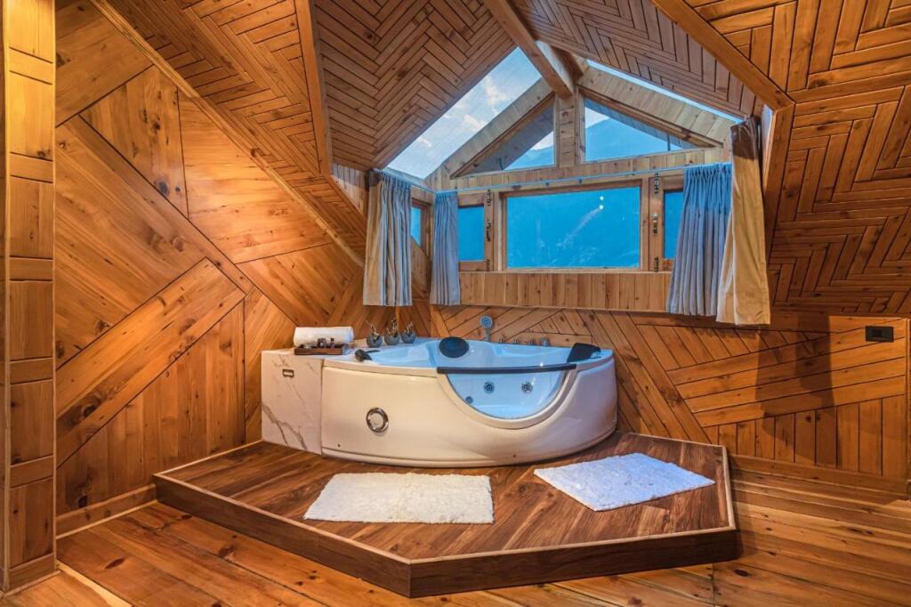 Манали: SaffronStays Monarch Manor, Manali - regal mansion with unique rooms near Mall Road