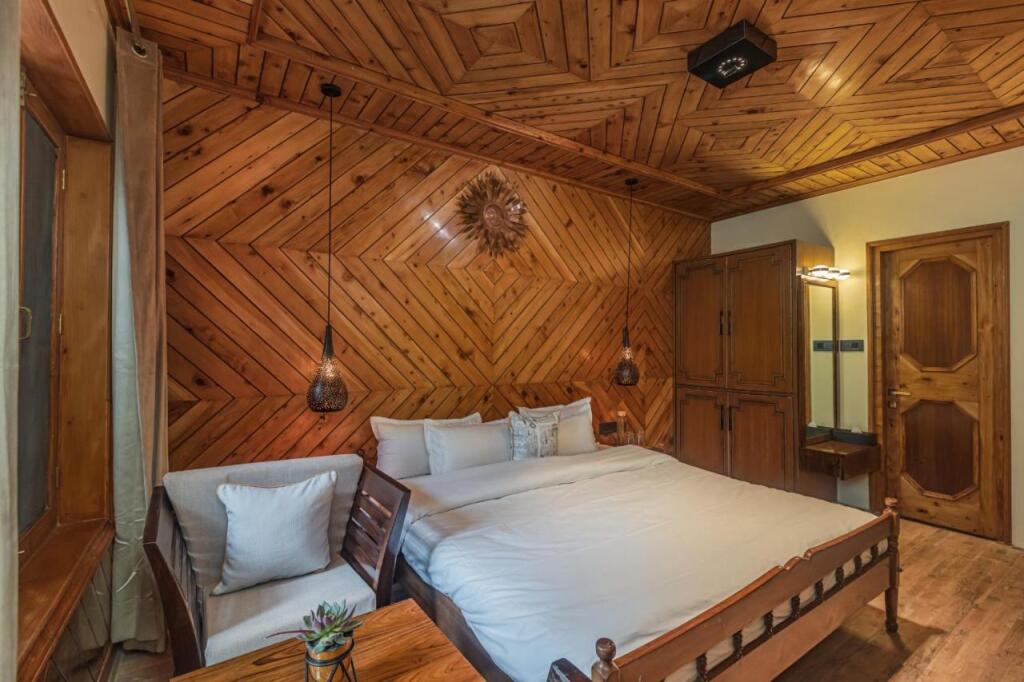 Манали: SaffronStays Monarch Manor, Manali - regal mansion with unique rooms near Mall Road