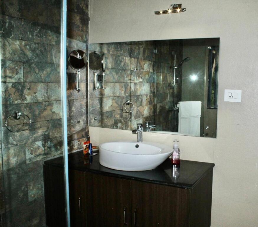 Велламундра: Saffronstays the Periaheights
