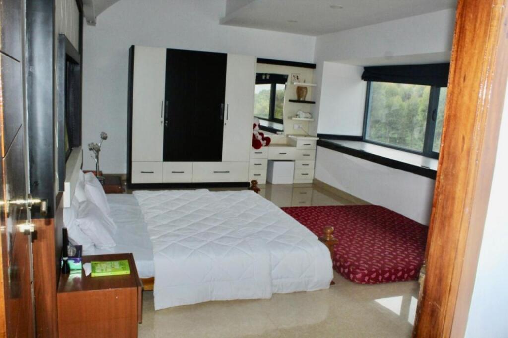 Велламундра: Saffronstays the Periaheights