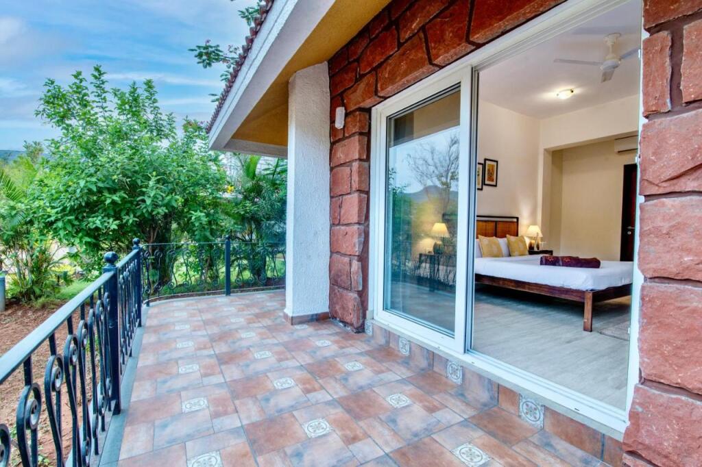 Киим: Saffronstays Boulevard Stonehouse, Lonavala