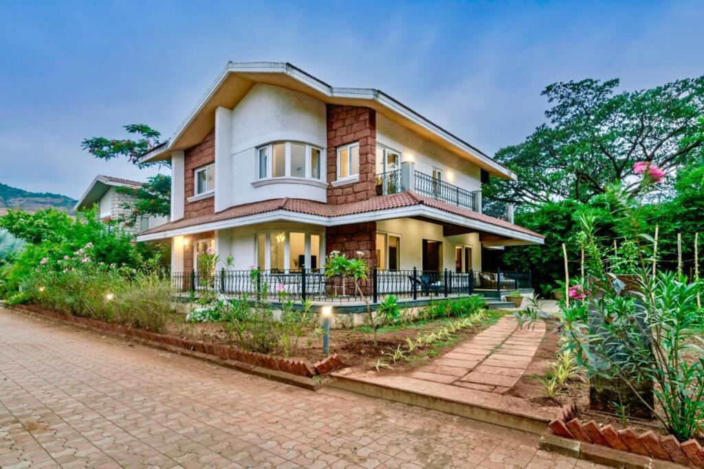 Киим: Saffronstays Boulevard Stonehouse, Lonavala