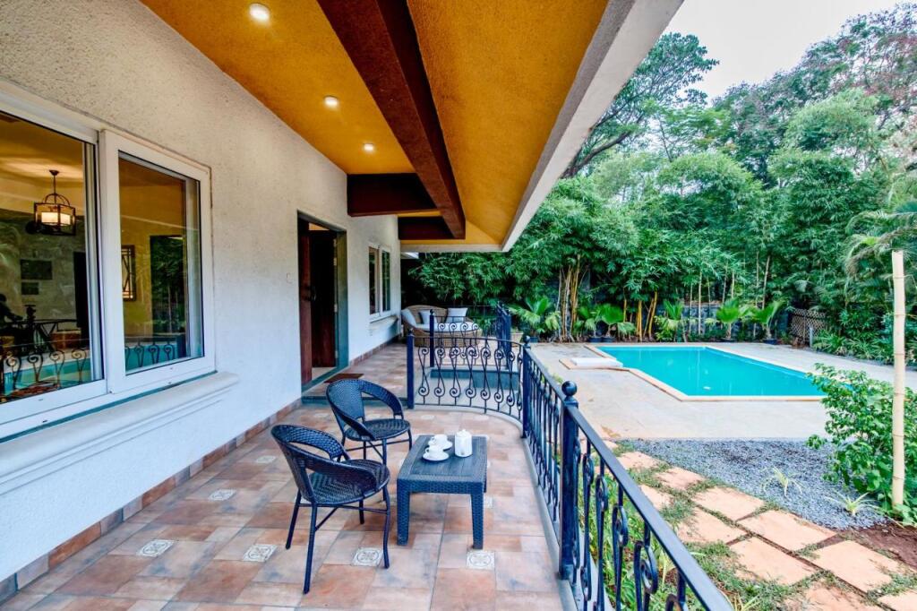 Киим: Saffronstays Boulevard Stonehouse, Lonavala