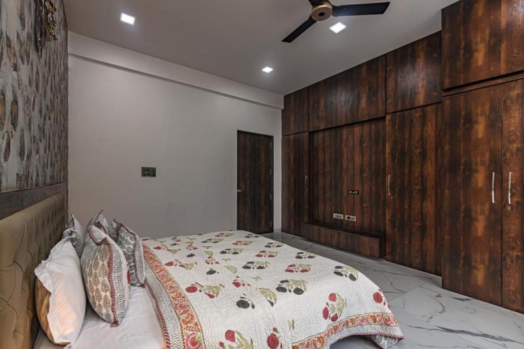 Матеран: Saffronstays Odyssey, Karjat