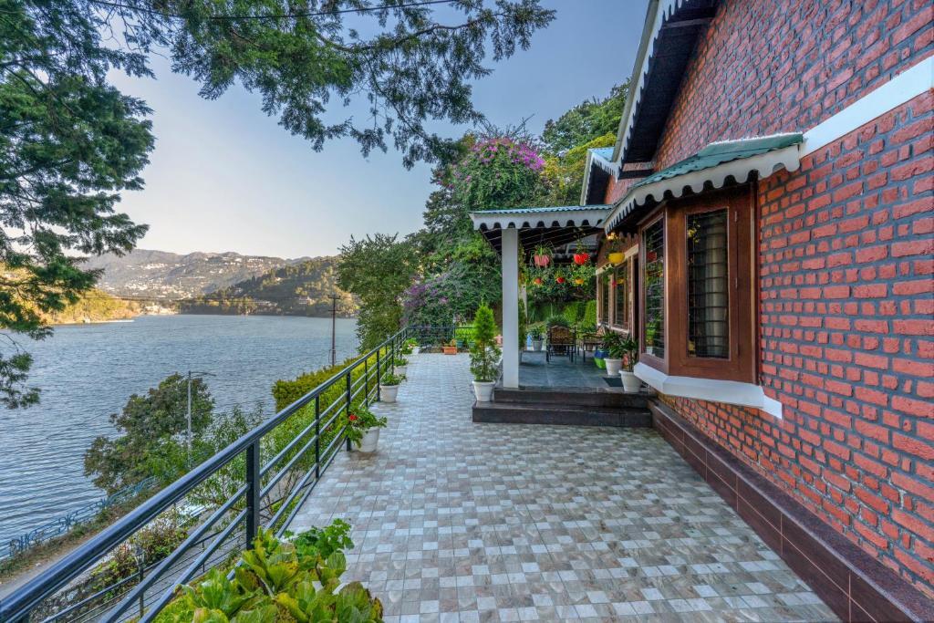 Наинитал: Saffronstays Gardens On The Lake, Bhimtal - Pet-Friendly Garden Villa By The Lake