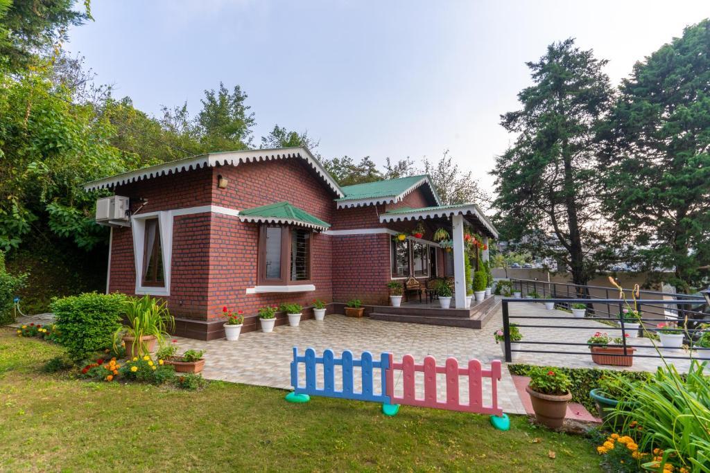 Наинитал: Saffronstays Gardens On The Lake, Bhimtal - Pet-Friendly Garden Villa By The Lake