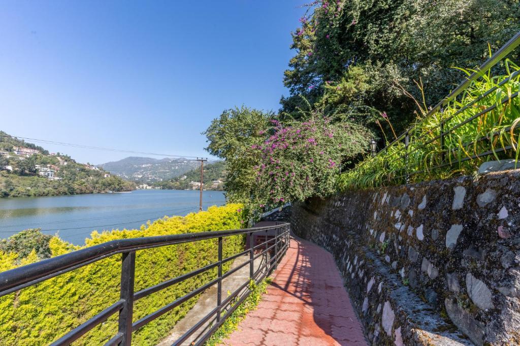Наинитал: Saffronstays Gardens On The Lake, Bhimtal - Pet-Friendly Garden Villa By The Lake