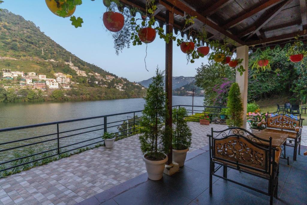 Наинитал: Saffronstays Gardens On The Lake, Bhimtal - Pet-Friendly Garden Villa By The Lake