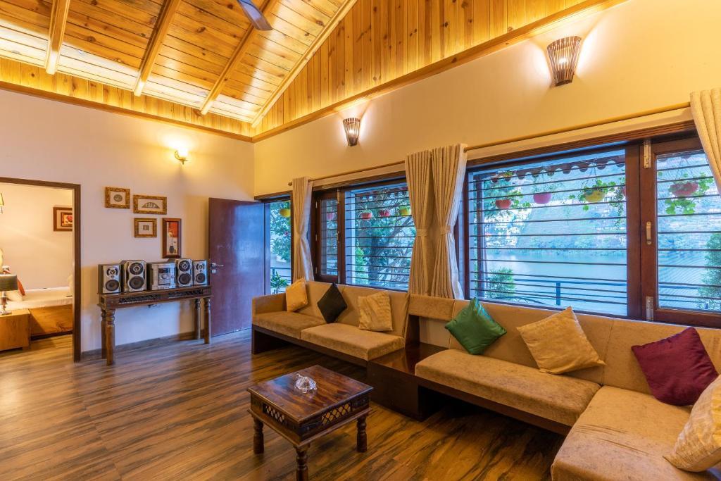 Наинитал: Saffronstays Gardens On The Lake, Bhimtal - Pet-Friendly Garden Villa By The Lake