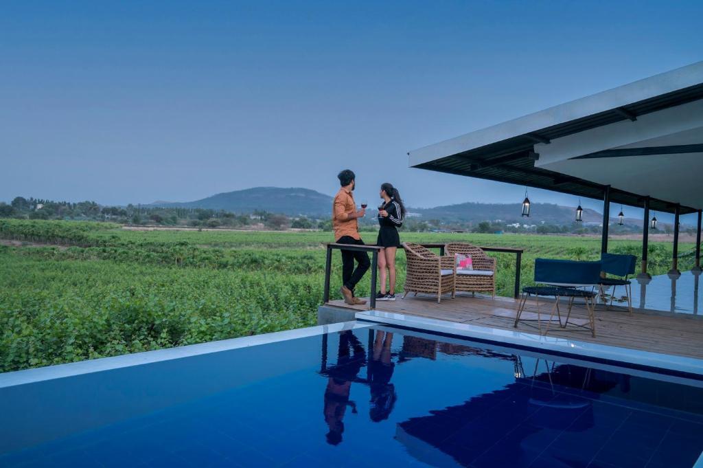 Нашик: SaffronStays Onellaa, Nashik - infinity pool villa surrounded by a vineyard