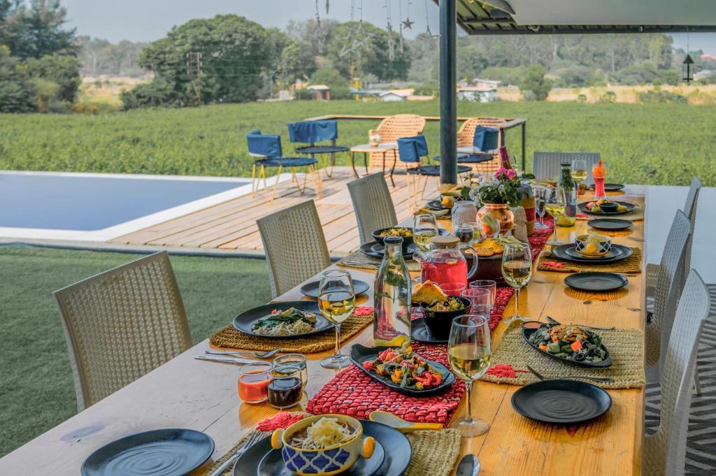 Нашик: SaffronStays Onellaa, Nashik - infinity pool villa surrounded by a vineyard