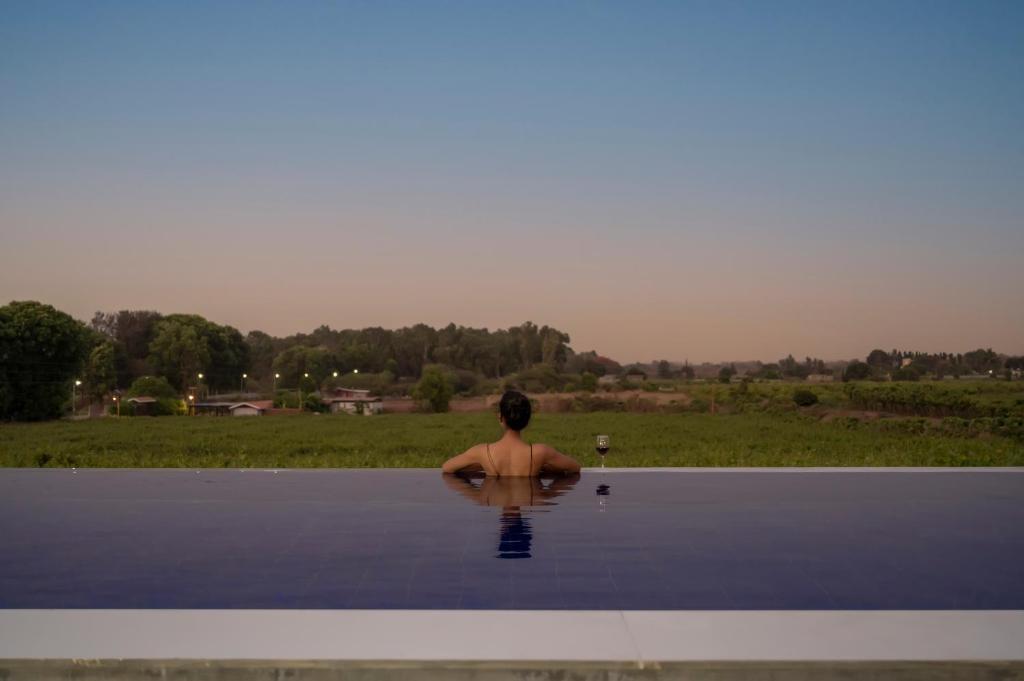 Нашик: SaffronStays Onellaa, Nashik - infinity pool villa surrounded by a vineyard
