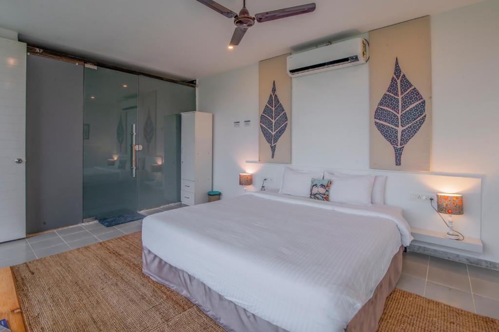 Нашик: SaffronStays Onellaa, Nashik - infinity pool villa surrounded by a vineyard