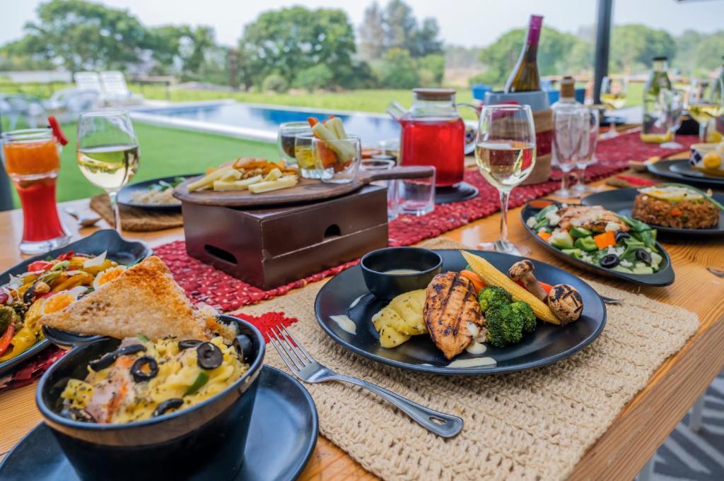 Нашик: SaffronStays Onellaa, Nashik - infinity pool villa surrounded by a vineyard