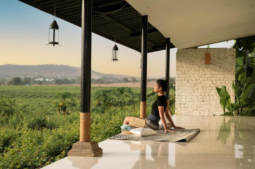 Нашик: SaffronStays Onellaa, Nashik - infinity pool villa surrounded by a vineyard