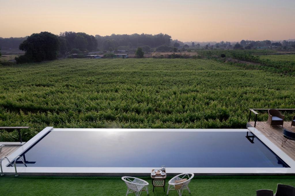 Нашик: SaffronStays Onellaa, Nashik - infinity pool villa surrounded by a vineyard