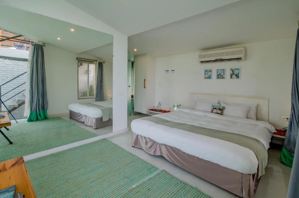 Нашик: SaffronStays Onellaa, Nashik - infinity pool villa surrounded by a vineyard
