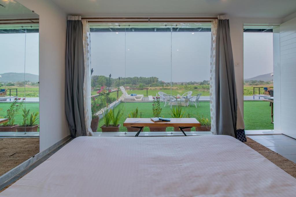 Нашик: SaffronStays Onellaa, Nashik - infinity pool villa surrounded by a vineyard