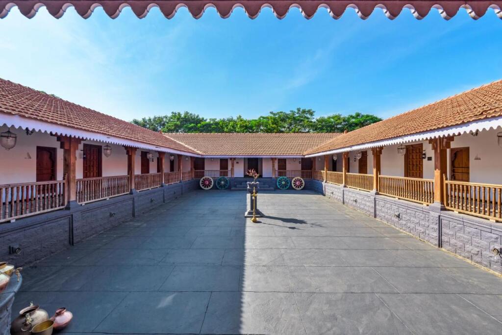 Нашик: SaffronStays Heritage Waada, Nashik