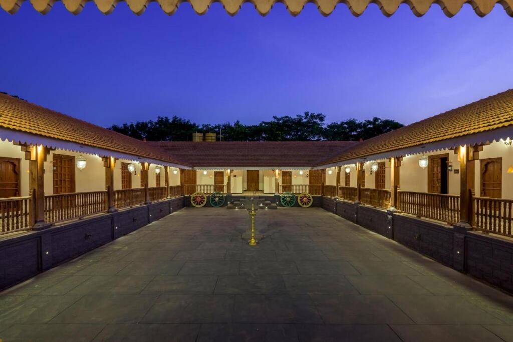 Нашик: SaffronStays Heritage Waada, Nashik