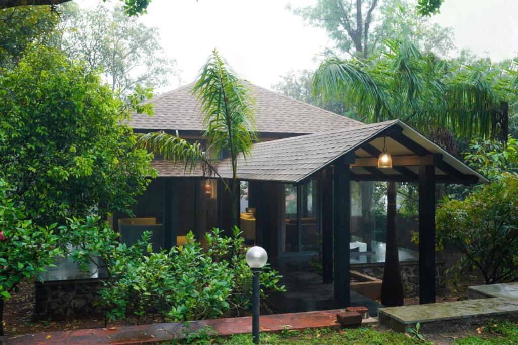Олд-Махабалешвар: SaffronStays The Glasshouse - beautiful glass villa for couples