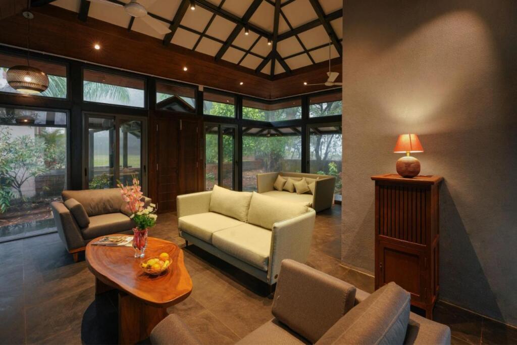 Олд-Махабалешвар: SaffronStays The Glasshouse - beautiful glass villa for couples