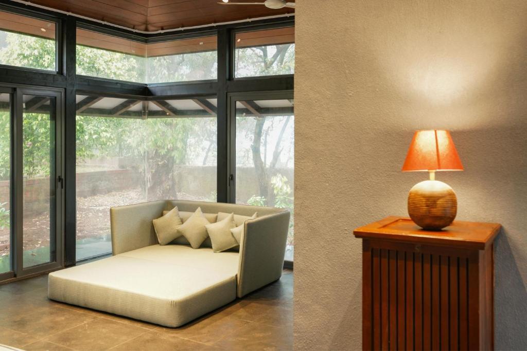 Олд-Махабалешвар: SaffronStays The Glasshouse - beautiful glass villa for couples