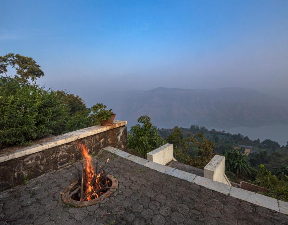 Олд-Махабалешвар: SaffronStays Aurelia - Balinese villa with breathtaking valley views
