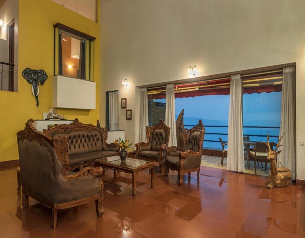 Олд-Махабалешвар: SaffronStays Aurelia - Balinese villa with breathtaking valley views