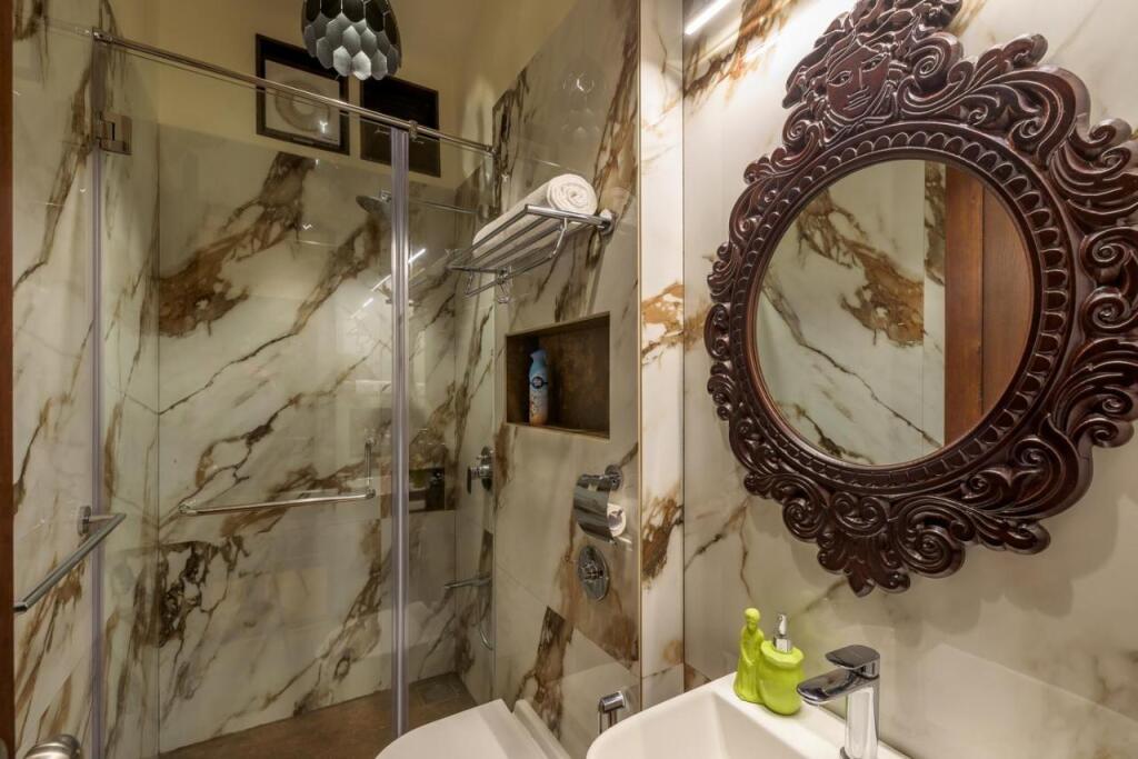 Олд-Махабалешвар: SaffronStays Tudor Rose - luxury chalet with beautiful valley views