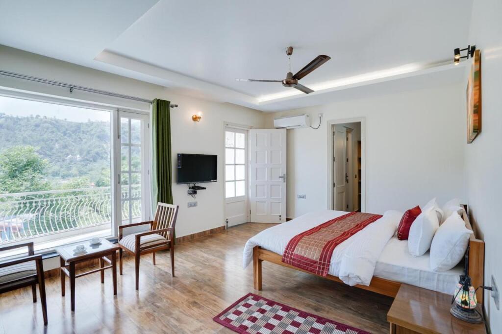 Прем-Нагар: SaffronStays Casa Bellissimo, Dehradun - luxury villa near Malsi Deer Park with valley views