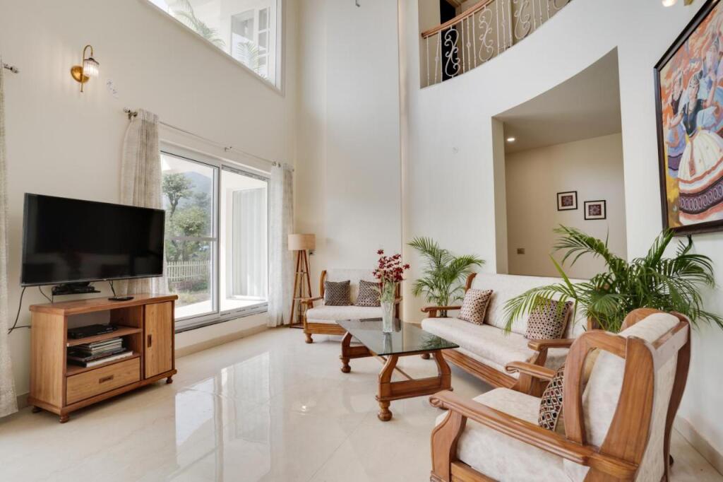 Прем-Нагар: SaffronStays Casa Bellissimo, Dehradun - luxury villa near Malsi Deer Park with valley views