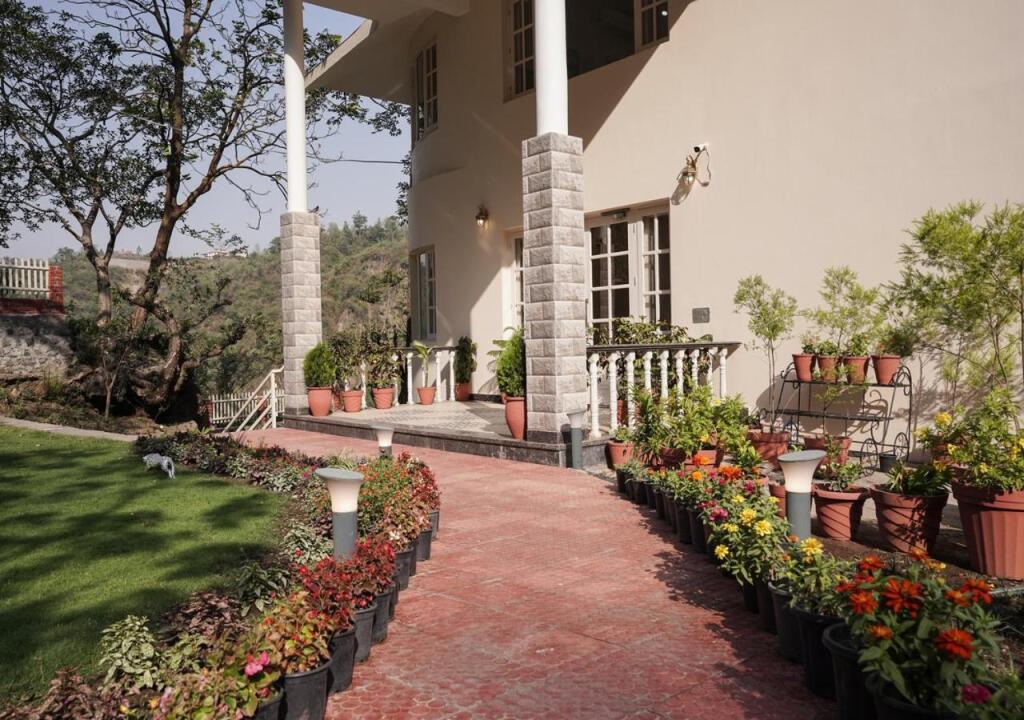 Прем-Нагар: SaffronStays Casa Bellissimo, Dehradun - luxury villa near Malsi Deer Park with valley views