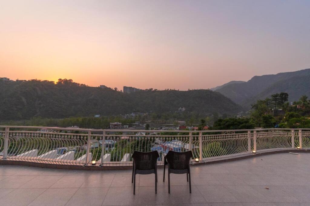 Прем-Нагар: SaffronStays Casa Bellissimo, Dehradun - luxury villa near Malsi Deer Park with valley views