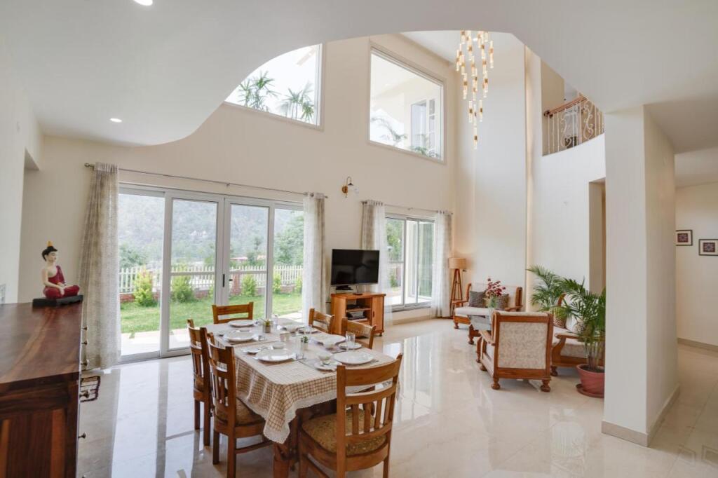 Прем-Нагар: SaffronStays Casa Bellissimo, Dehradun - luxury villa near Malsi Deer Park with valley views