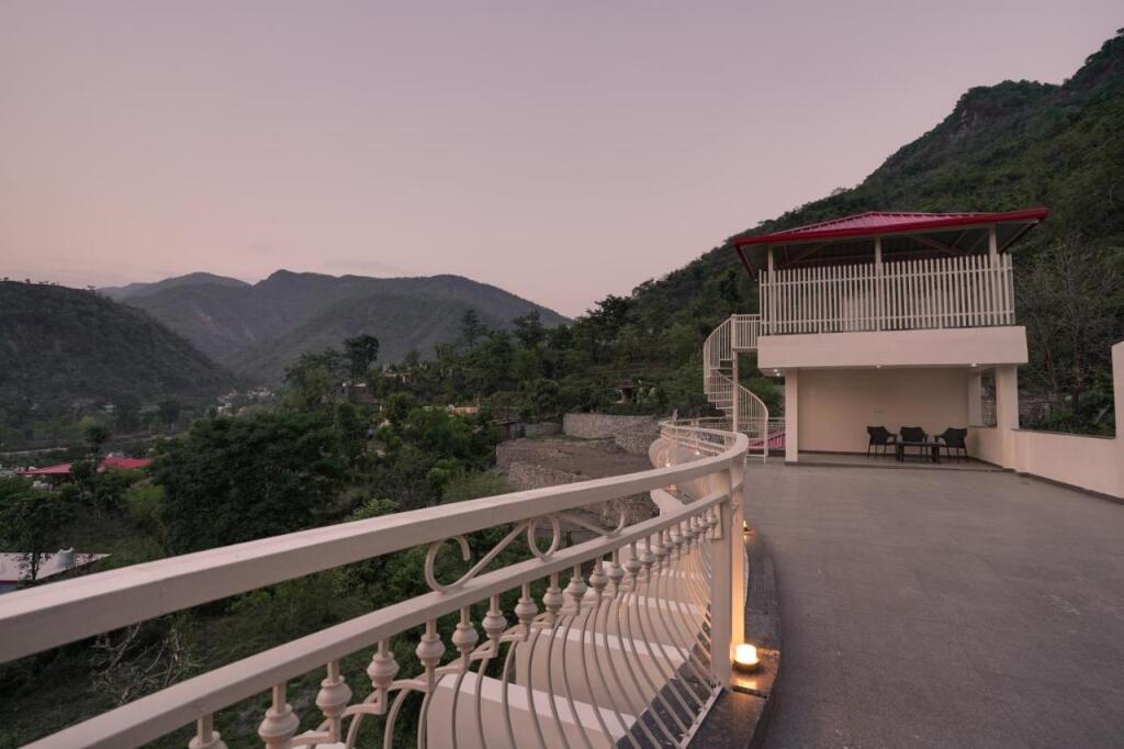 Прем-Нагар: SaffronStays Casa Bellissimo, Dehradun - luxury villa near Malsi Deer Park with valley views