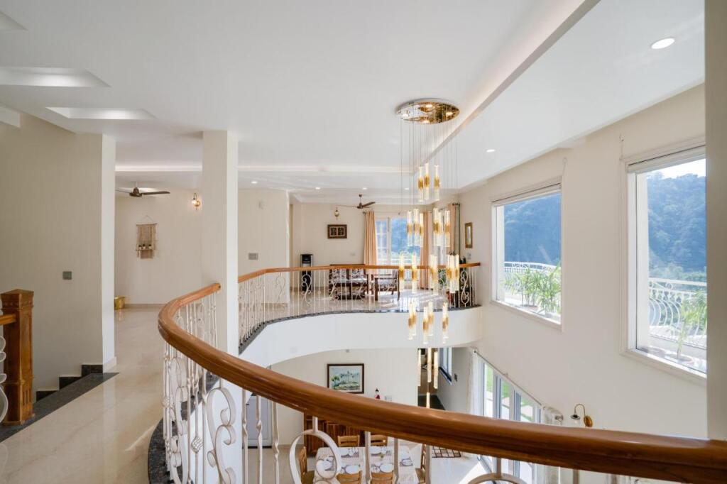 Прем-Нагар: SaffronStays Casa Bellissimo, Dehradun - luxury villa near Malsi Deer Park with valley views