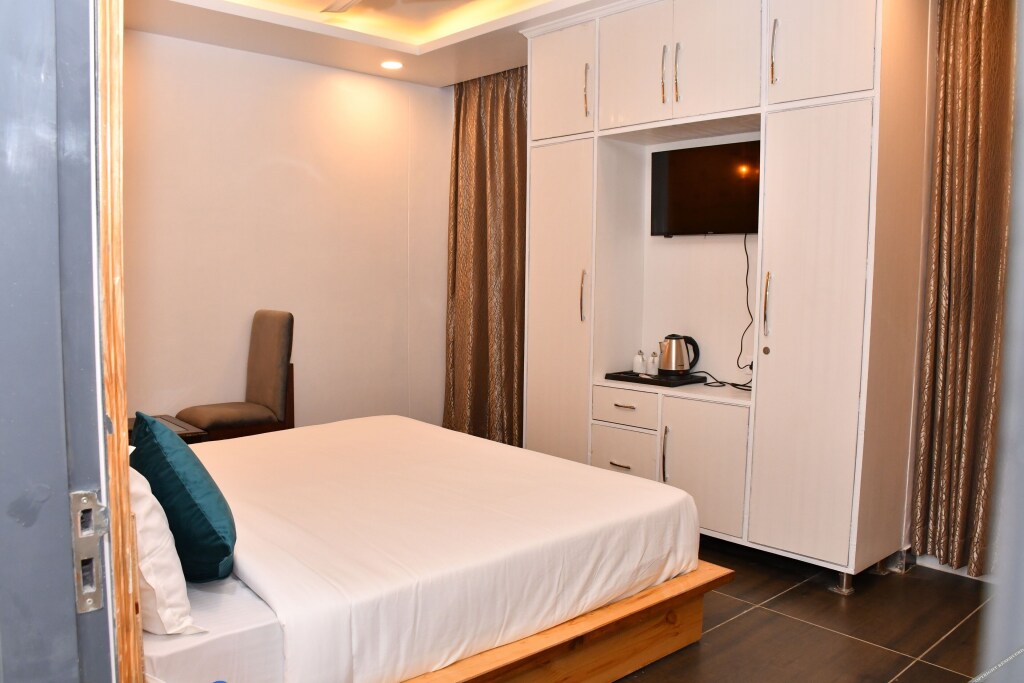 Кангра: Hotel The Crown