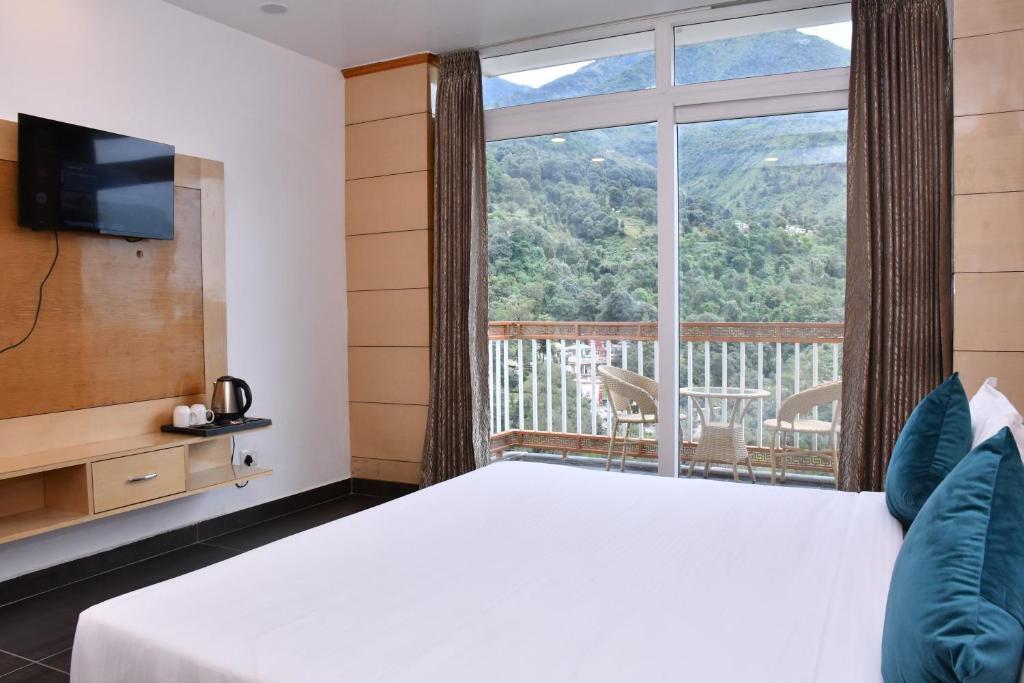 Кангра: Hotel The Crown