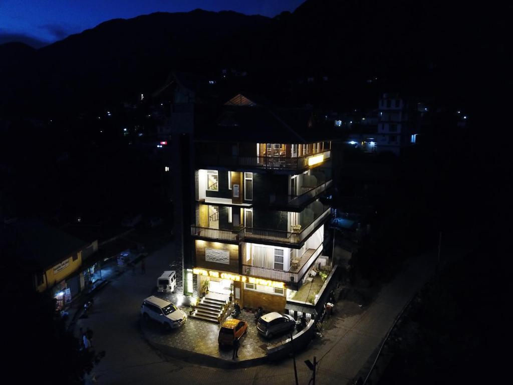 Кангра: Hotel The Crown