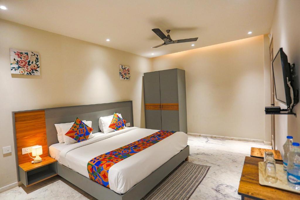 Нойда: FabHotel Clarks Suites