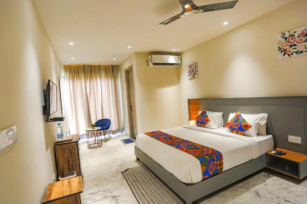 Нойда: FabHotel Clarks Suites