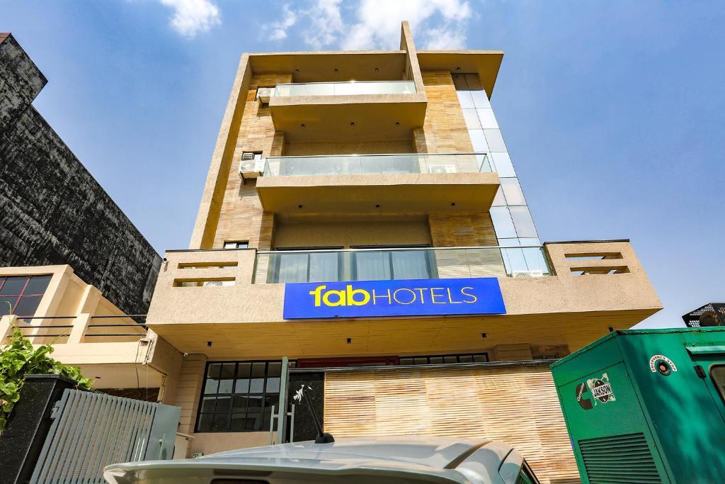 Нойда: FabHotel Clarks Suites