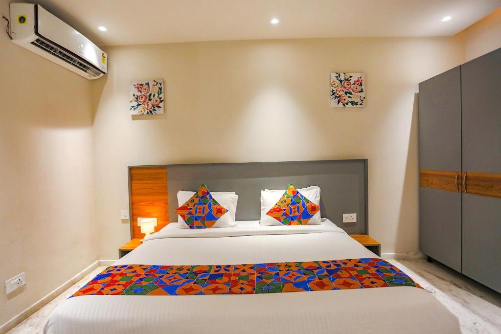 Нойда: FabHotel Clarks Suites